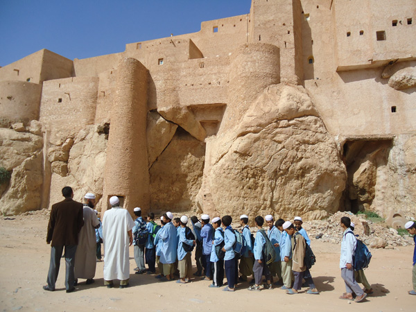 Nens visitant obra del seu patrimoni